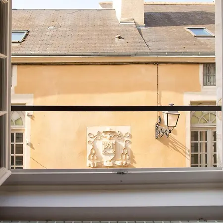 Au Pied De La Cathedrale De *